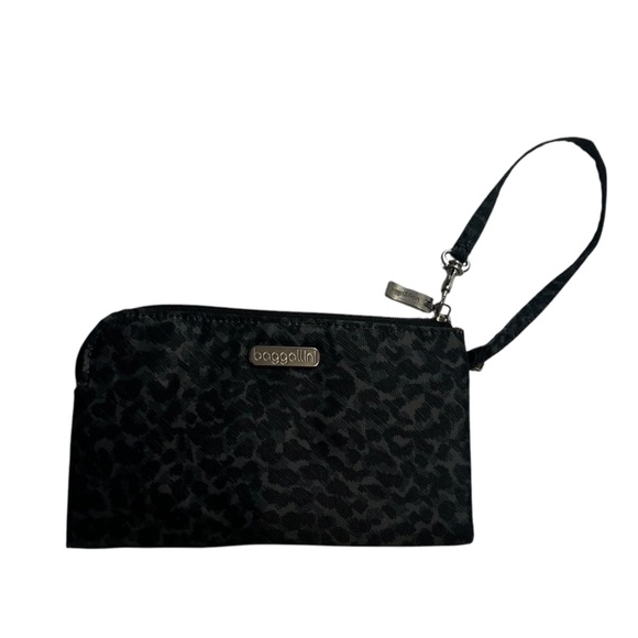 Baggallini Gray Cheetah Wristlet Nylon RFID Protected - Picture 1 of 6